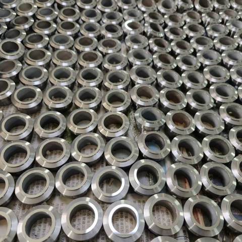 Anillos de sellado metálicos organizados en lotes